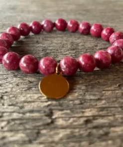 Rodonit červený náramok so zlatým príveskom z chirurgickej ocele v tvare kruhu .