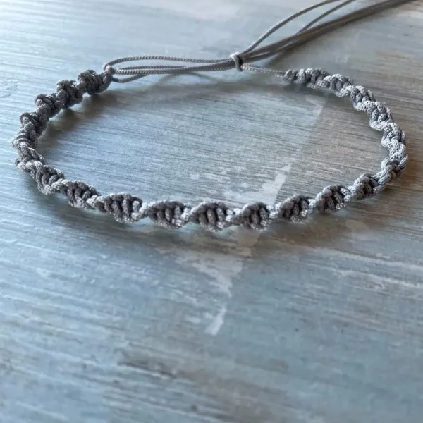 Macramé náramok ŠŤASTIE. šedý