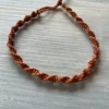 Macramé náramok Šťastie. Pletený hnedý náramok s posuvným uzlíkom kvôli nastaviteňej veľkosti