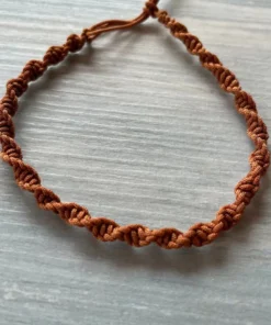 Macramé náramok Šťastie. Pletený hnedý náramok s posuvným uzlíkom kvôli nastaviteňej veľkosti