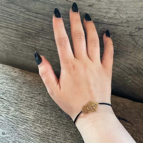 Hamsa šnúrkový náramok. ukážka na ruke