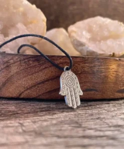 HAMSA náhrdelník z ocele. Hamsa striebornej farby a čierna šnúrka