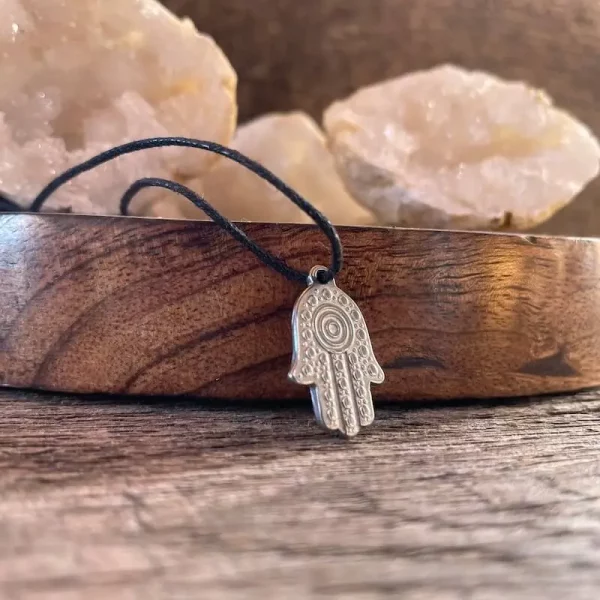 HAMSA náhrdelník z ocele. Hamsa striebornej farby a čierna šnúrka