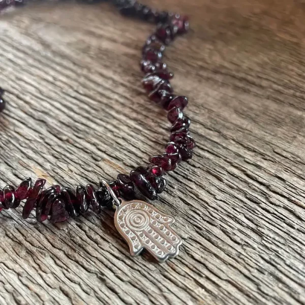 Náhrdelník GRANÁT ALMANDIN Hamsa
