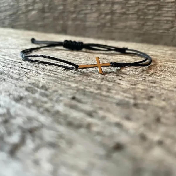 KRÍŽIK minimalistický šnúrkový náramok. Jemná čierna šnúrka a v strede maličký strieborný krížik. Na šnúrke je shamballa Zaťahovacie zapínanie.