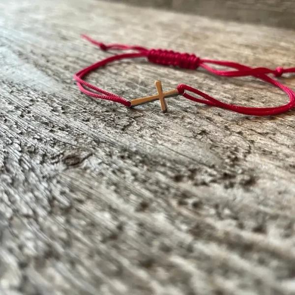 KRÍŽIK minimalistický šnúrkový náramok. Jemná červená šnúrka a v strede maličký strieborný krížik. Na šnúrke je shamballa Zaťahovacie zapínanie.