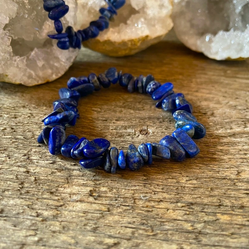 Sekaný náramok z polodrahokamu Lazurit/Lapis Lazuli/. Sýta tmavomodrá farba so zlatými škvrnkami a bielymi žilkami.