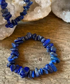 Sekaný náramok z polodrahokamu Lazurit/Lapis Lazuli/. Sýta tmavomodrá farba so zlatými škvrnkami a bielymi žilkami.