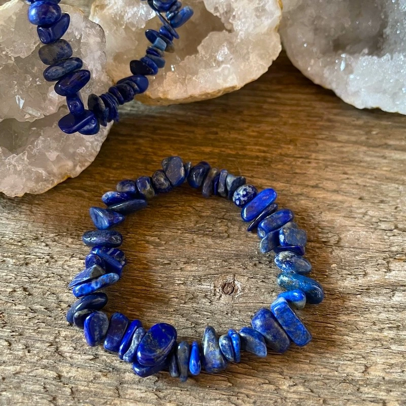 Sekaný náramok z polodrahokamu Lazurit/Lapis Lazuli/. Sýta tmavomodrá farba so zlatými škvrnkami a bielymi žilkami.