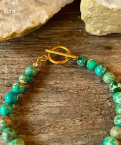 Náramok zo zeleného variscitu a chirurgickej ocele. ukážka amerického zapínania-