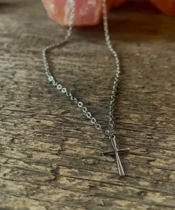 Krížik na retiazke z chirurgickej ocele. maličký tenký krížik na tenkej retiazke