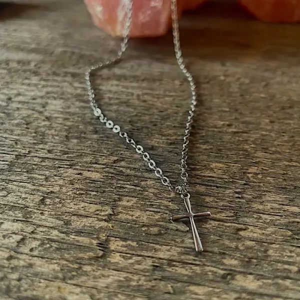 Krížik na retiazke z chirurgickej ocele. maličký tenký krížik na tenkej retiazke