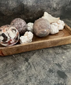 Magnezit prírodný surový. ukážka dekorácie s kameňom magnezit
