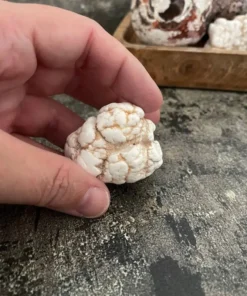 Magnezit prírodný surový. ukážka veľkosti kameňa