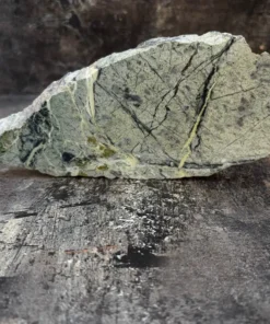 Surový serpentinit