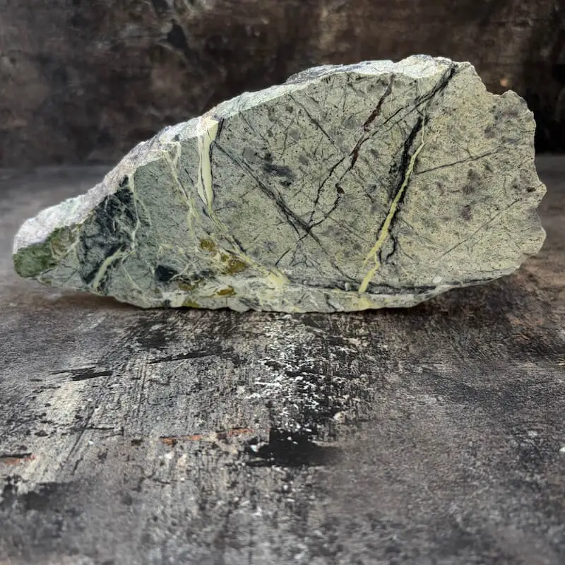Surový serpentinit
